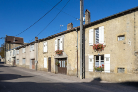 Rue ensemble d'édifices derrière façade © Région Bourgogne-Franche-Comté, Inventaire du patrimoine