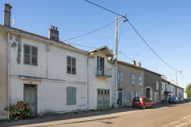 Rue ensemble d'édifices derrière façade © Région Bourgogne-Franche-Comté, Inventaire du patrimoine