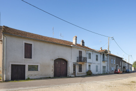 Rue ensemble d'édifices derrière façade © Région Bourgogne-Franche-Comté, Inventaire du patrimoine