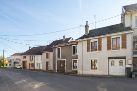 Rue ensemble d'édifices derrière façade © Région Bourgogne-Franche-Comté, Inventaire du patrimoine
