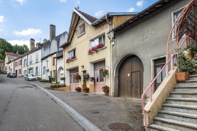 Ensemble d'édifices derrière façade rue © Région Bourgogne-Franche-Comté, Inventaire du patrimoine