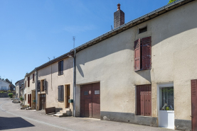 Rue ensemble d'édifices derrière façade © Région Bourgogne-Franche-Comté, Inventaire du patrimoine