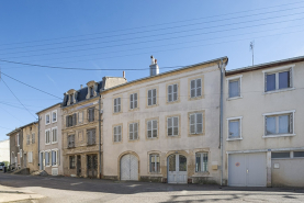 Rue ensemble d'édifices derrière façade maison © Région Bourgogne-Franche-Comté, Inventaire du patrimoine