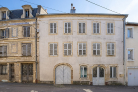 Rue ensemble d'édifices derrière façade © Région Bourgogne-Franche-Comté, Inventaire du patrimoine