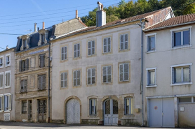 Rue ensemble d'édifices derrière façade © Région Bourgogne-Franche-Comté, Inventaire du patrimoine