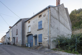 Maison ensemble d'édifices derrière façade rue © Région Bourgogne-Franche-Comté, Inventaire du patrimoine