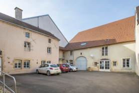 Maison ensemble d'édifices derrière façade © Région Bourgogne-Franche-Comté, Inventaire du patrimoine