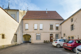 Maison ensemble d'édifices derrière façade © Région Bourgogne-Franche-Comté, Inventaire du patrimoine