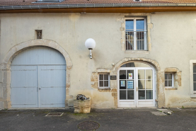Maison ensemble d'édifices derrière façade © Région Bourgogne-Franche-Comté, Inventaire du patrimoine