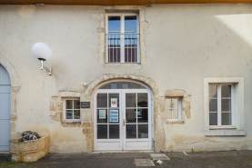 Maison ensemble d'édifices derrière façade © Région Bourgogne-Franche-Comté, Inventaire du patrimoine