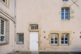 Maison ensemble d'édifices derrière façade presbytère © Région Bourgogne-Franche-Comté, Inventaire du patrimoine