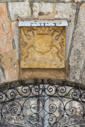 Hôtel cour armoiries date portée © Région Bourgogne-Franche-Comté, Inventaire du patrimoine