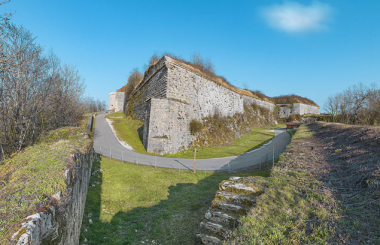 Salins-les-Bains, fort Saint-André (39) : angle ouest du fort : demi-bastion et courtine du front d'attaque sur la droite. © phot. T. Kuntz / Région Bourgogne-Franche-Comté, Inventaire du patrimoine, 2022