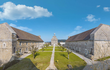 Salins-les-Bains, fort Saint-André (39) : la place d'armes, les casernes et la chapelle. © phot. T. Kuntz / Région Bourgogne-Franche-Comté, Inventaire du patrimoine, 2022