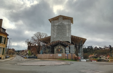 Vue de l'église et son "parapluie" © Région Bourgogne-Franche-Comté