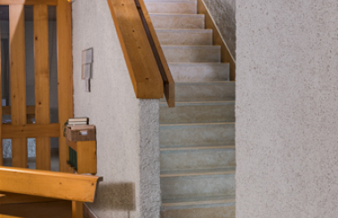 Vue de l'escalier de la tribune © phot. P.-M. Barbe-Richaud, Région Bourgogne-Franche-Comté, Inventaire du patrimoine, 2022