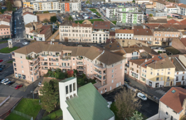 Vue plongeante sur le centre paroissial protestant et le quartier limitrophe © phot. P.-M. Barbe-Richaud, Région Bourgogne-Franche-Comté, Inventaire du patrimoine, 2022