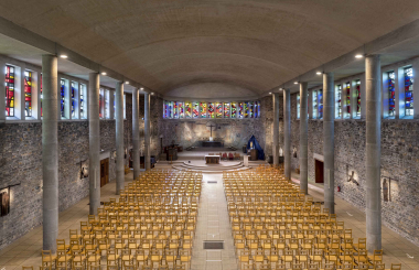 Vue d’ensemble de l’intérieur depuis la tribune d’orgue, Eglise Saint-Joseph, Besançon (25) © Aline Thomas, Région Bourgogne-Franche-Comté, Inventaire du patrimoine, 2021.