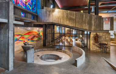 Piscine baptismale et chapelle de semaine de l’église Saint-Louis. © Pierre-Marie Barbe-Richaud, Région Bourgogne-Franche-Comté, Inventaire du patrimoine, 2022.