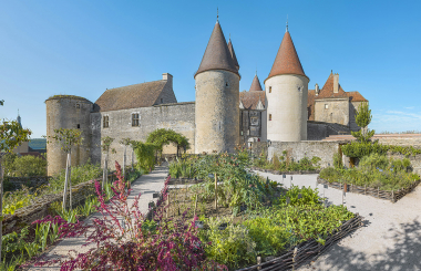Le château, avec la tour de la Porte restaurée, depuis le potager © phot. T. Kuntz / Région Bourgogne-Franche-Comté, Inventaire du patrimoine, 2018