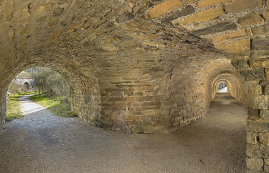 Passage couvert et accès à la rue des Remparts. © Phot. T.Kuntz, Région Bourgogne-Franche-Comté, Inventaire du patrimoine, 2025