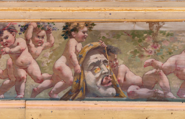 Frise supérieure, partie centrale : enfants et masque. © Pierre-Marie Barbe-Richaud, Région Bourgogne-Franche-Comté, Service Inventaire et Patrimoine, 2024