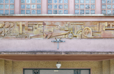 Haut-relief : les métiers de l'industrie, par Jan et Joël Martel (1934). © T.Kuntz, Région Bourgogne-Franche-Comté, Inventaire du patrimoine, 2026