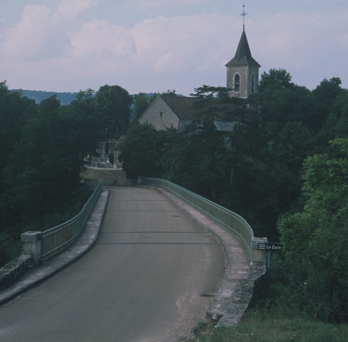 Village de Pierre-Perthuis (89). Vue prise de l'est, depuis le grand pont. © phot. Delarozière / Parc naturel régional du Morvan ; Région Bourgogne-Franche-Comté, Inventaire du patrimoine, 2005