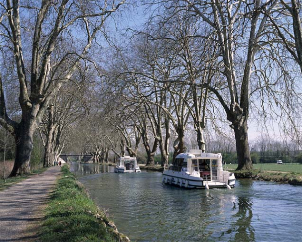 Bateaux sur le canal du Rhône au Rhin à Dole (39) © phot. J. Mongreville / Région Bourgogne-Franche-Comté, Inventaire du patrimoine, 2003 Bateaux sur le canal du Rhône au Rhin à Dole (39) © phot. J. Mongreville / Région Bourgogne-Franche-Comté, Inventaire du patrimoine, 2003