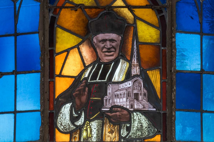Verrière représentant l'abbé Magne, prêtre bâtisseur de l'église du Christ-Roi à MIgennes. Oeuvre du maître-verrier auxerrois David. 1935. © phot. P.-M Barbe-Richaud, Région Bourgogne-Franche-Comté, Inventaire du patrimoine, 2023 Verrière représentant l'abbé Magne, prêtre bâtisseur de l'église du Christ-Roi à MIgennes. Oeuvre du maître-verrier auxerrois David. 1935. © phot. P.-M Barbe-Richaud, Région Bourgogne-Franche-Comté, Inventaire du patrimoine, 2023