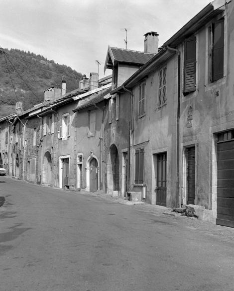 Conliège (39) : maisons de la rue Haute © phot. D. Dominguez / Région Bourgogne-Franche-Comté, Inventaire du patrimoine, 1980
