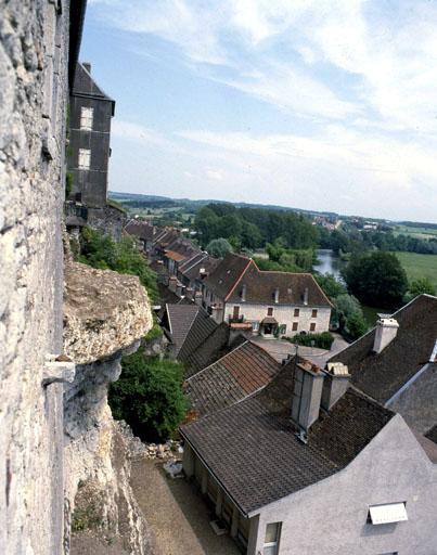 Pesmes (70) : rue Vanoise vue depuis le rocher du château © phot. Y. Sancey / Région Bourgogne-Franche-Comté, Inventaire du patrimoine, 1985