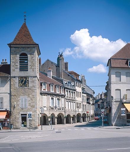 Lons-le-Saunier (39) : la rue du Commerce et le beffroi © phot. Y. Sancey / Région Bourgogne-Franche-Comté, Inventaire du patrimoine, 1988