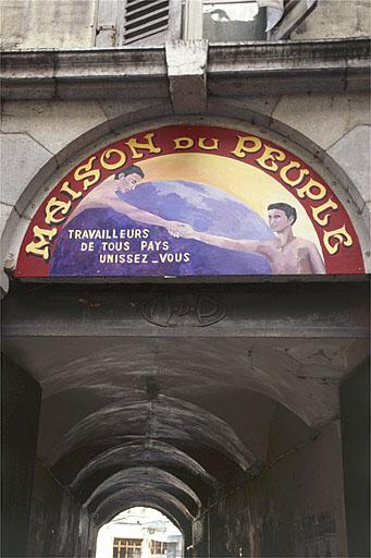 Saint-Claude (39) : entrée de la Maison du Peuple : dessus-de-porte, Allégorie de l'union des travailleurs © phot. Y. Sancey / Région Bourgogne-Franche-Comté, Inventaire du patrimoine, 2002