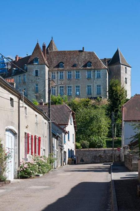 Gy (70) : la rue des Terreaux et le château © phot. J. Mongreville / Région Bourgogne-Franche-Comté, Inventaire du patrimoine, 2013