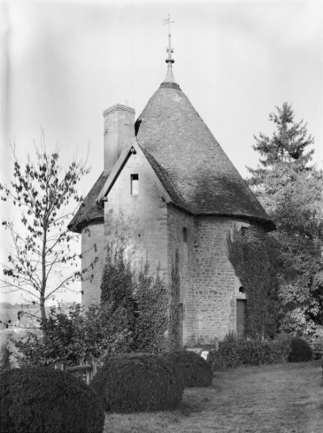 Château-fort de Châtillon-en-Bazois (58) : tour d'angle. © Région Bourgogne-Franche-Comté, Inventaire du patrimoine, 1975