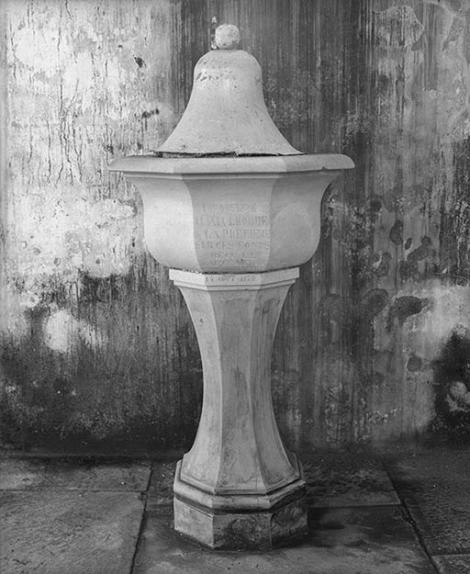 Eglise paroissiale de l'Immaculée-Conception à Semond (21) : fonts baptismaux. © phot. M. Thierry / Région Bourgogne-Franche-Comté, Inventaire du patrimoine, 1977