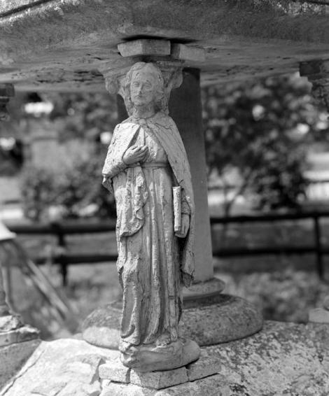 Détail d'une croix de cimetière à Montcoy (71). © phot. J-L. Duthu / Région Bourgogne-Franche-Comté, Inventaire du patrimoine, 1998