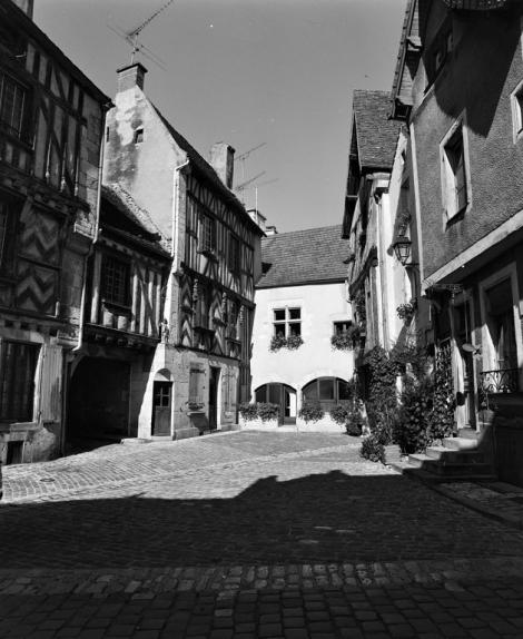 Place de la Petite-Etape-aux-Vins à Noyers (89). © phot. M. Rosso / Région Bourgogne-Franche-Comté, Inventaire du patrimoine, 1998