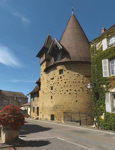 Edifice fortifié dit Tour du Moulin à Marcigny (71) : vue de la tour. © phot. T. Kuntz / Région Bourgogne-Franche-Comté, Inventaire du patrimoine, 2014