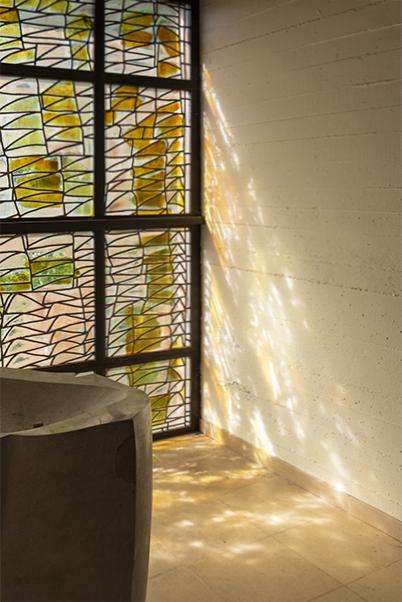 Suarce (90), église Notre-Dame-de-l’Assomption : détail de la verrière de Pierre Chevalley (1962) © phot. A. Thomas / Région Bourgogne-Franche-Comté, Inventaire du patrimoine, 2021 Suarce (90), église Notre-Dame-de-l’Assomption : détail de la verrière de Pierre Chevalley (1962) © phot. A. Thomas / Région Bourgogne-Franche-Comté, Inventaire du patrimoine, 2021