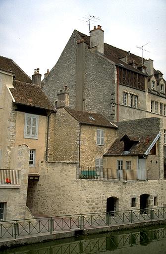 Dole (39), maison natale de Louis Pasteur : façade sur le canal des Tanneurs © phot. L. Poupard / Région Bourgogne-Franche-Comté, Inventaire du patrimoine, 1989