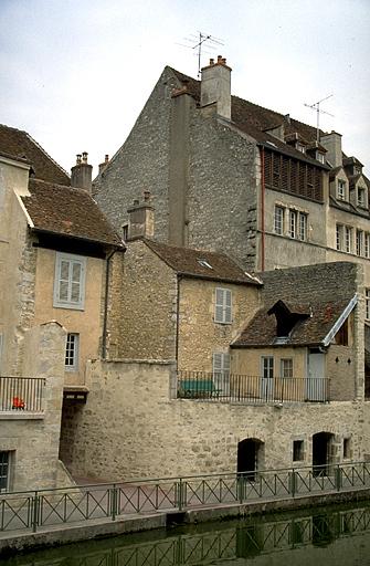 Dole (39), maison natale de Louis Pasteur : façade sur le canal des Tanneurs © phot. L. Poupard / Région Bourgogne-Franche-Comté, Inventaire du patrimoine, 1989 Dole (39), maison natale de Louis Pasteur : façade sur le canal des Tanneurs © phot. L. Poupard / Région Bourgogne-Franche-Comté, Inventaire du patrimoine, 1989