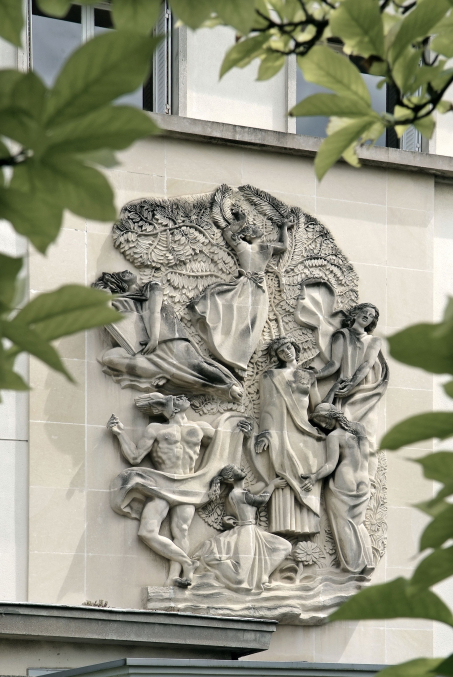 Dijon (21) : lycée Le Castel, haut-relief : Mercure et les Muses habillant la Beauté, par Alfred Auguste Janniot © phot. J.-L. Duthu / Région Bourgogne-Franche-Comté, Inventaire du patrimoine, 2009