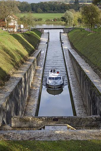Bateau descendant le canal. © Région Bourgogne-Franche-Comté, Inventaire du patrimoine