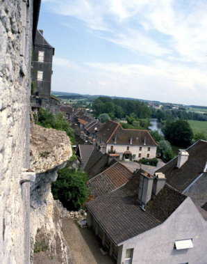 Pesmes (70) : rue Vanoise vue depuis le rocher du château