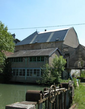 Ancienne minoterie du Greux à Urzy (58) : vue du moulin.