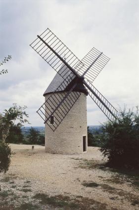 Moulin à vent à Santenay (21).