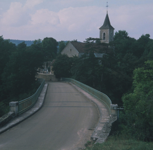 Village de Pierre-Perthuis (89). Vue prise de l'est, depuis le grand pont.
