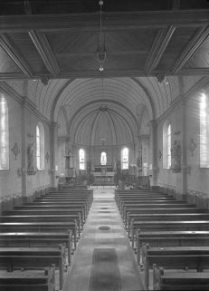 Vue sur la nef et le choeur depuis l'entrée. © Région Bourgogne-Franche-Comté, Inventaire du patrimoine